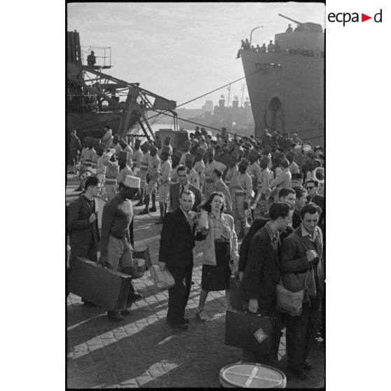 Arrivée de réfugiés français dans le port de Casablanca accueillis par la musique du 11e RIC.