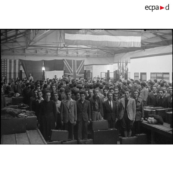 Rassemblement de réfugiés français dans le grand hall de la gare maritime de Casablanca.