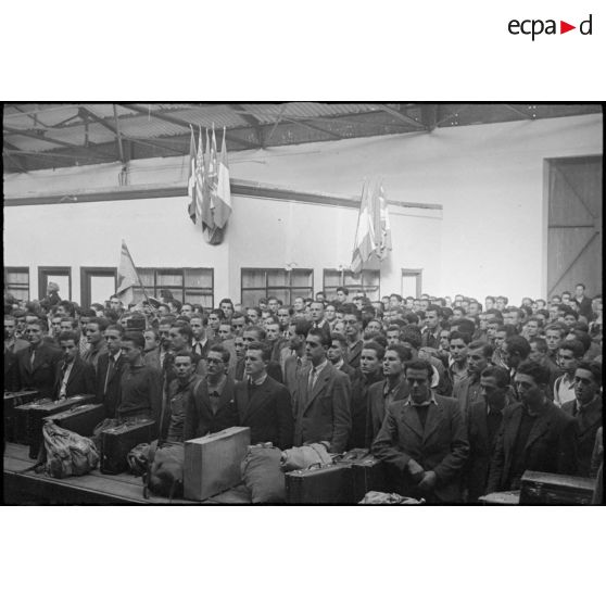 Rassemblement de réfugiés français dans le grand hall de la gare maritime de Casablanca.