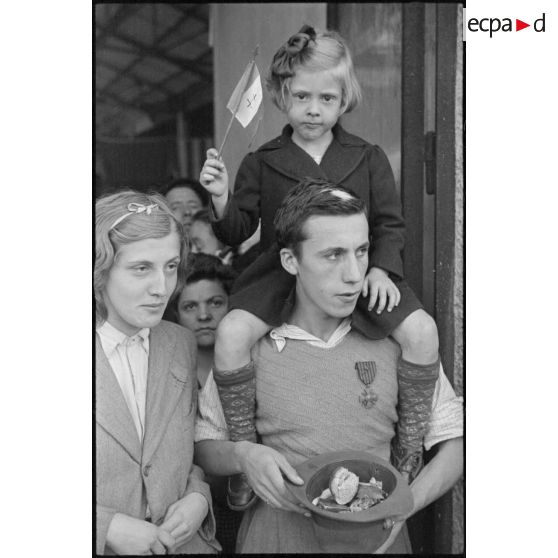 Portrait de groupe d'une famille de réfugiés s'apprêtant à monter dans un car à la gare maritime de Casablanca.