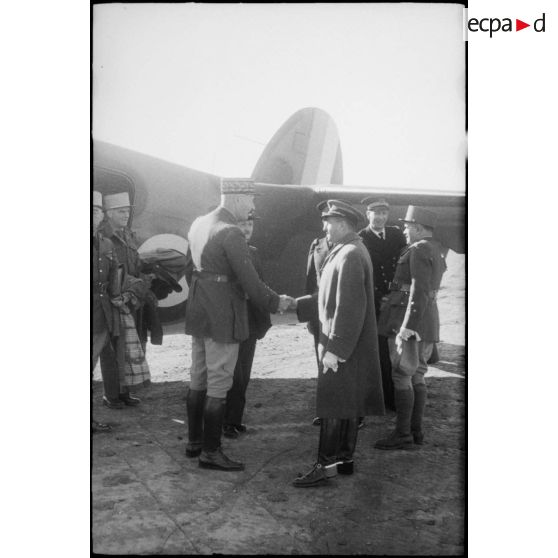 Reception du général Giraud et d'André Le Trocquer par le général Bergeron, l'amiral Longaud et autres personnalités.