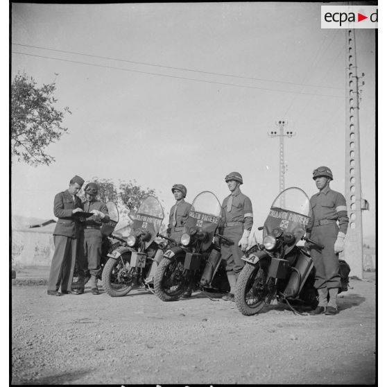 Départ en mission d'un peloton motocycliste de circulation routière.