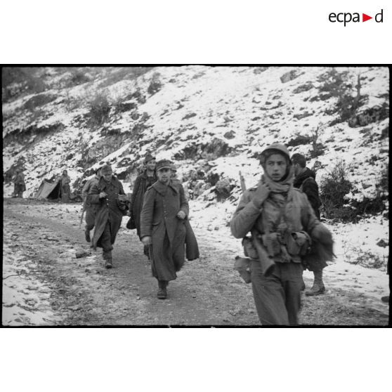 Les prisoniers allemands sont ramenés vers l'arrière.