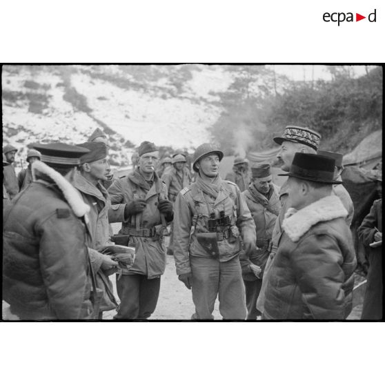 Le général Giraud, André Le Trocquer s'entretiennent avec des officiers.