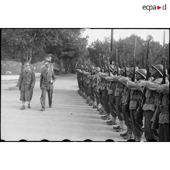 Les généraux Koenig et Sevez passent en revue la 4e DMM (division marocaine de montagne).