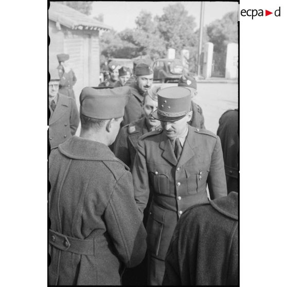 Les généraux Koenig et Sevez passent en revue la 4e DMM (division marocaine de montagne).