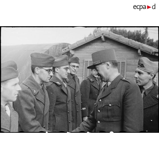 Les généraux Koenig et Sevez passent en revue la 4e DMM (division marocaine de montagne).