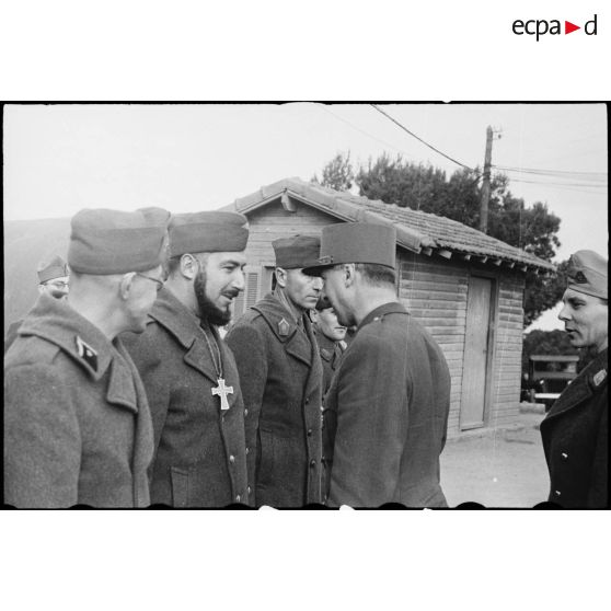 Les généraux Koenig et Sevez passent en revue la 4e DMM (division marocaine de montagne).