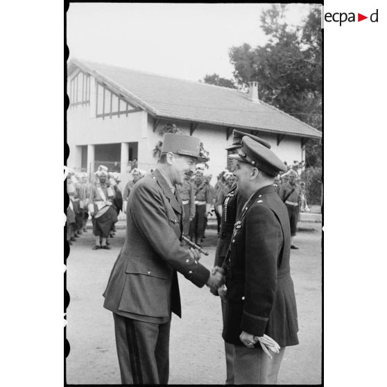 Le général Koenig serre la main à des officiers américains.