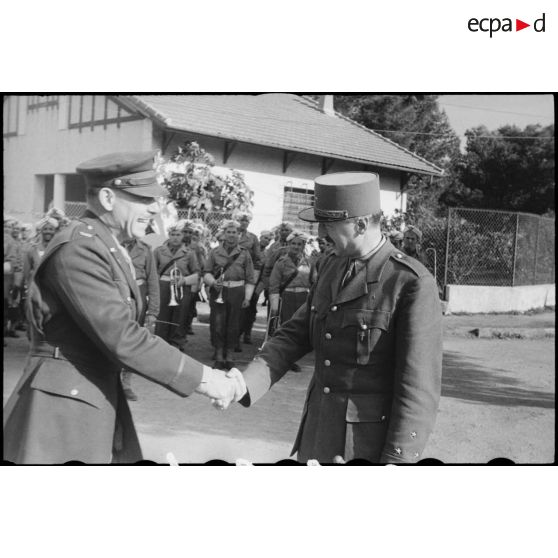 Le général Koenig serre la main à des officiers américains.