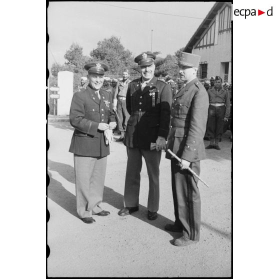 Le général Koenig serre la main à des officiers américains.