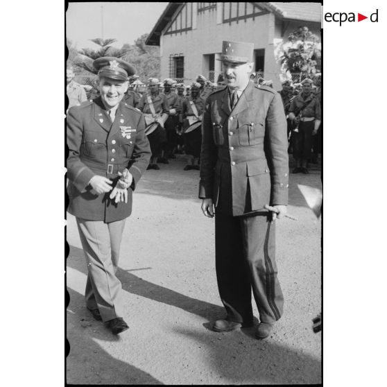 Le général Koenig serre la main à des officiers américains.