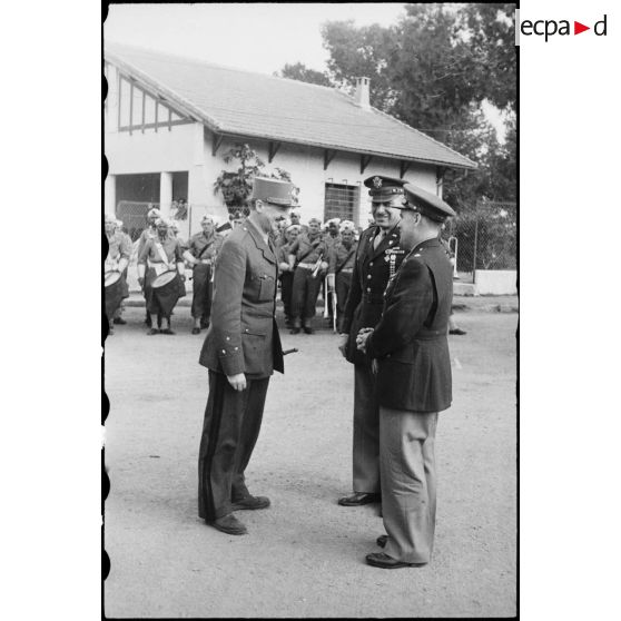 Le général Koenig serre la main à des officiers américains.