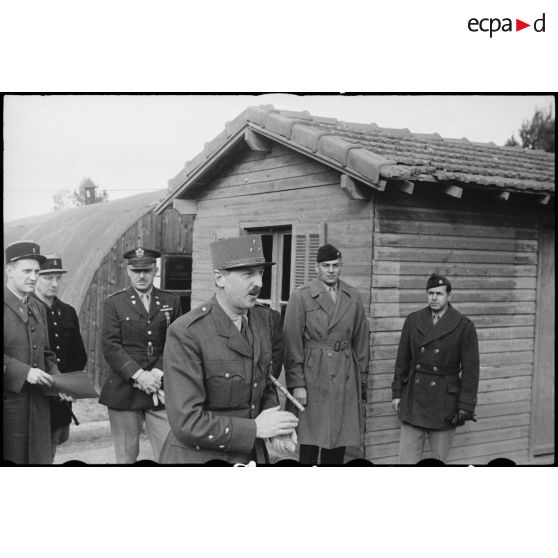 Le général Koenig serre la main à des officiers américains.