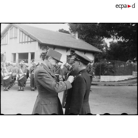 Remise de décorations à des officiers américains par le général Koenig.