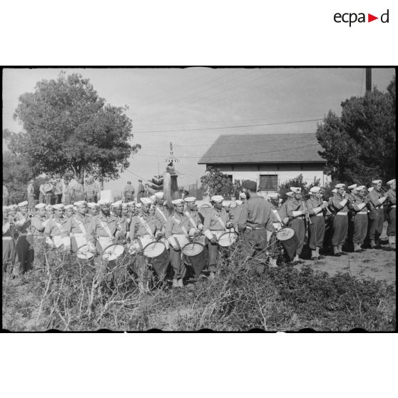 Suite d'une remise de décorations à des officiers américains par le général Koenig.