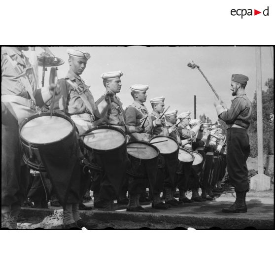 Suite d'une remise de décorations à des officiers américains par le général Koenig.