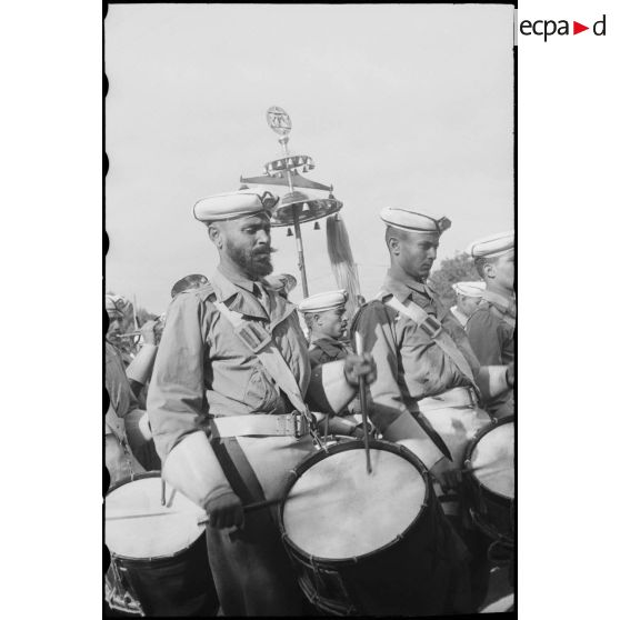 Suite d'une remise de décorations à des officiers américains par le général Koenig.