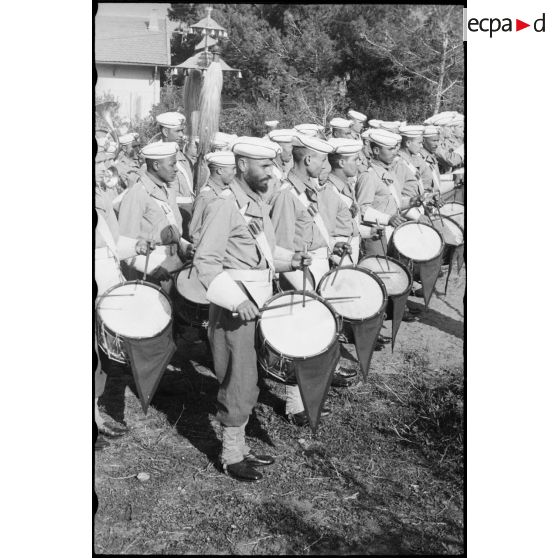 Suite d'une remise de décorations à des officiers américains par le général Koenig.
