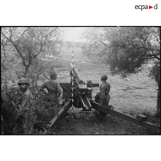 Mise en batterie d'une pièce d'artillerie.