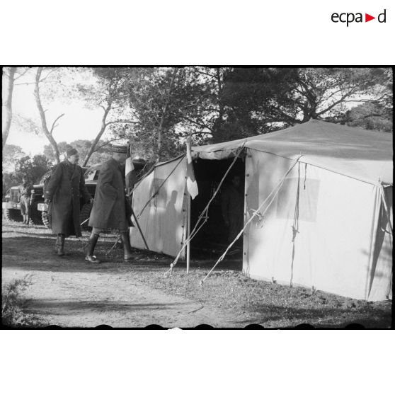 Le général Giraud continue sa visite.