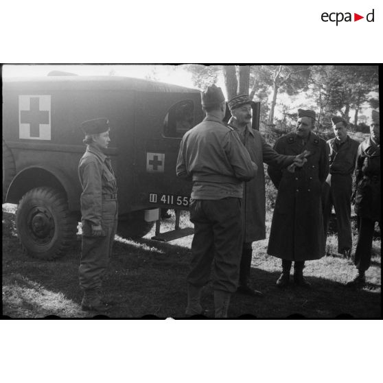 Le général Giraud continue sa visite.