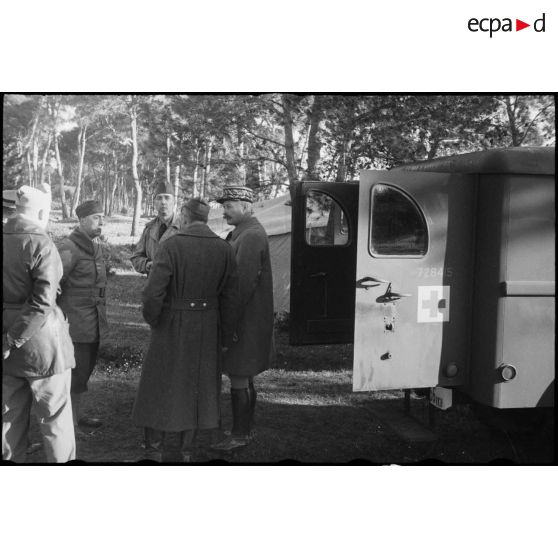 Le général Giraud continue sa visite.