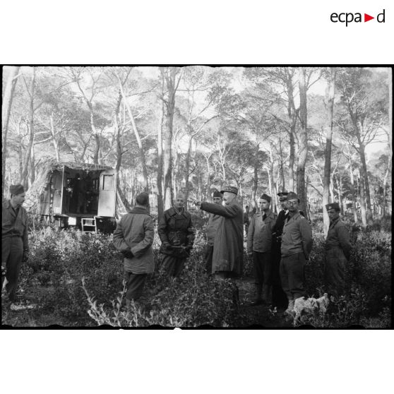 Le général Giraud continue sa visite.