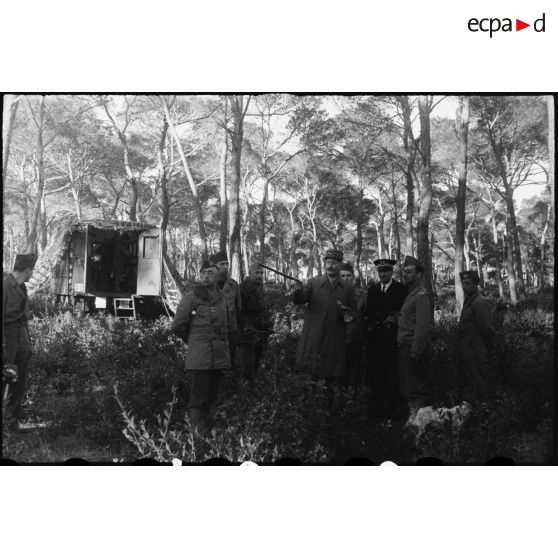 Le général Giraud continue sa visite.