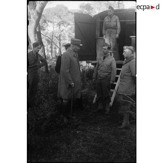 Le général Giraud continue son inspection.