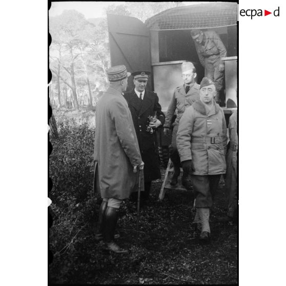 Le général Giraud continue son inspection.