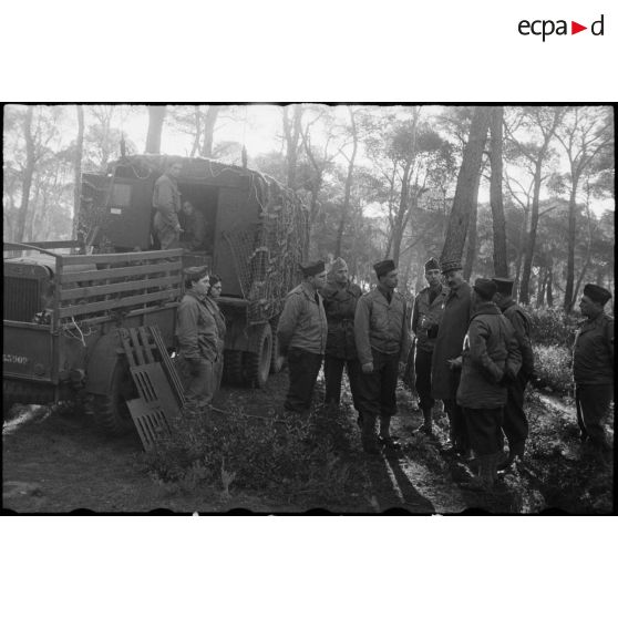Le général Giraud converse avec des officiers.