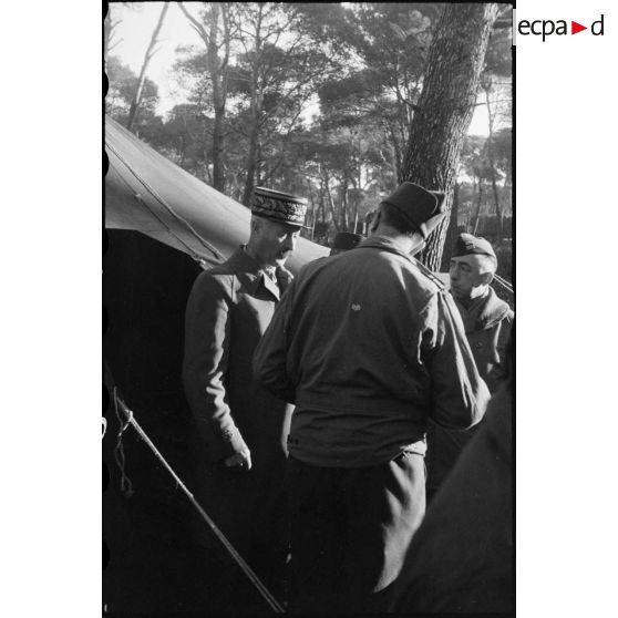 Le général Giraud converse avec des officiers.