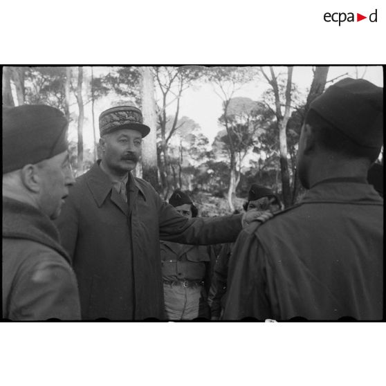 Le général Giraud converse avec des officiers.