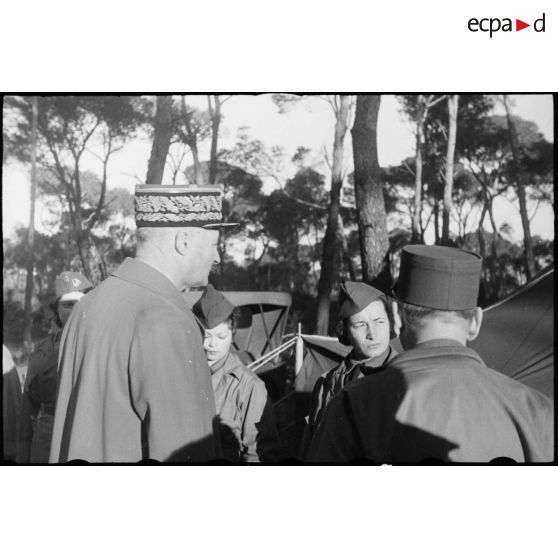 Le général Giraud passe en revue les conductrices-ambulancières.