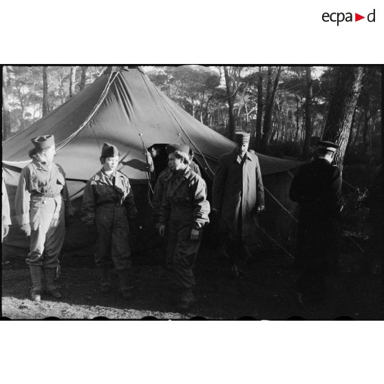 Le général Giraud sortant d'une tente.