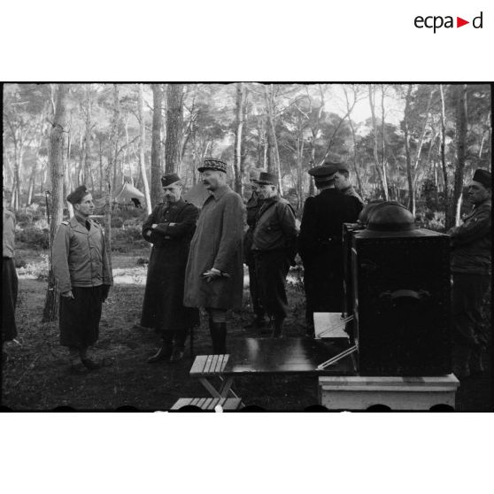 Le général Giraud inspecte le campement.
