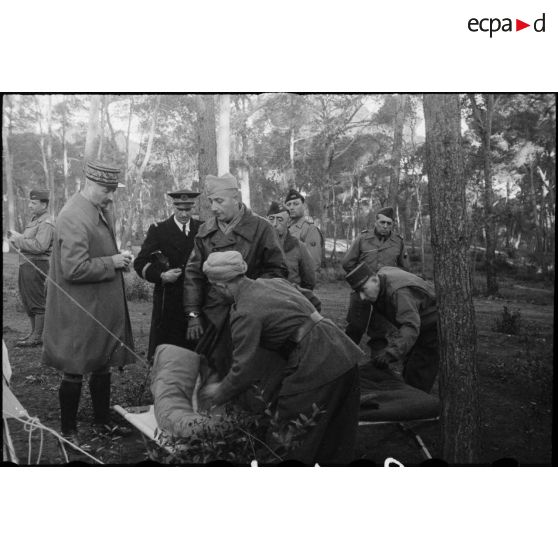 Le général Giraud continue sa visite.