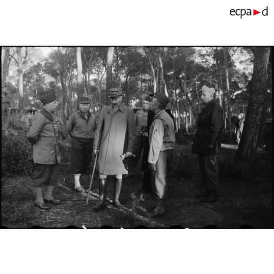 Le général Giraud continue sa visite.