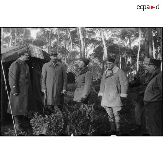 Le général Giraud continue sa visite.