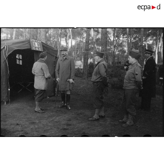 Le général Giraud continue sa visite.