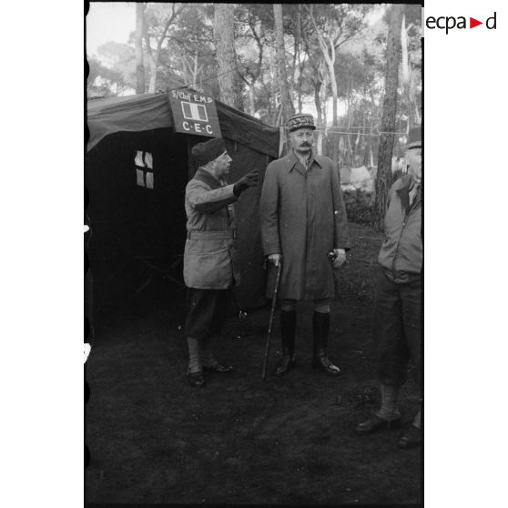 Le général Giraud continue sa visite.