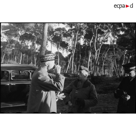 Le général Giraud continue sa visite.