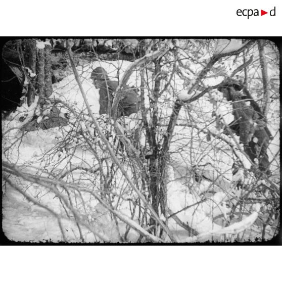 Soldats en patrouille dans la neige.