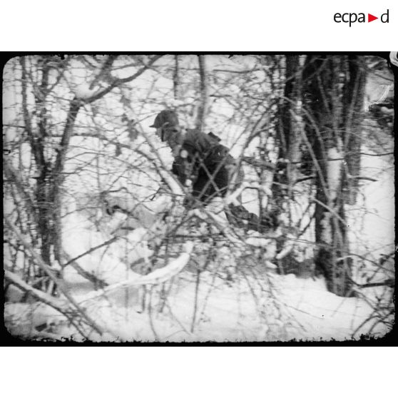 Soldats en patrouille dans la neige.