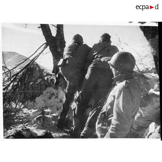 Soldats en patrouille dans la neige.