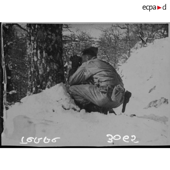 Un guetteur en position avec les jumelles assure la protection de la patrouille.