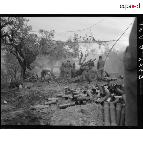 Tirs de préparation d'artillerie d'un obusier de 105 mm HM2 (howitzer) du 64e RAA.