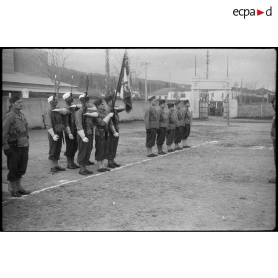 Drapeau du 6e RTM et sa garde d'honneur.