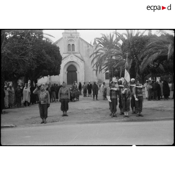 Le colonel Bondis et le drapeau pendant le défilé.